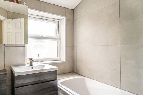 3 bedroom flat to rent, Chesterton Terrace e13, Plaistow, London, E13