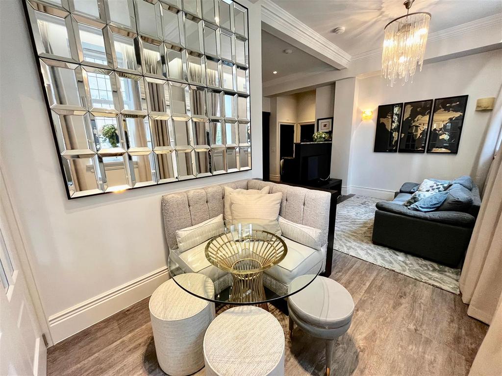 Lounge/dining