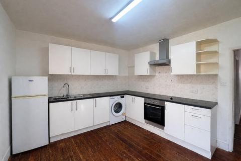 3 bedroom terraced house to rent, Leonard Road, London