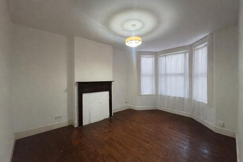 3 bedroom terraced house to rent, Leonard Road, London