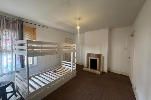 3 bedroom terraced house to rent, Leonard Road, London