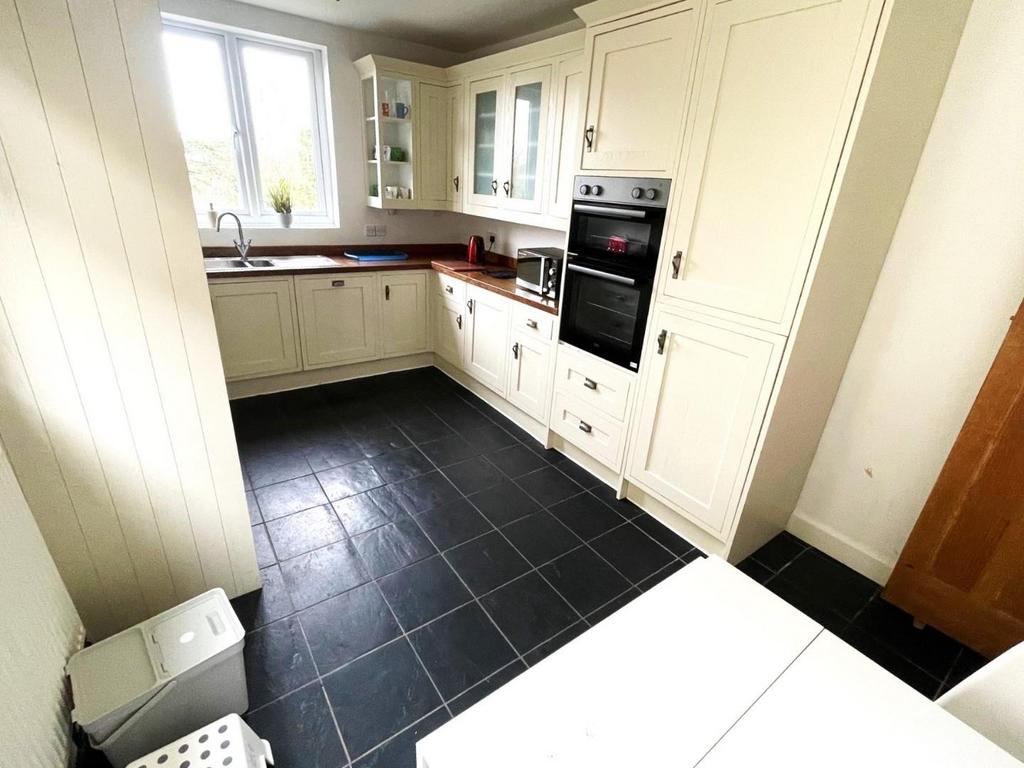 KITCHEN (3).jpg