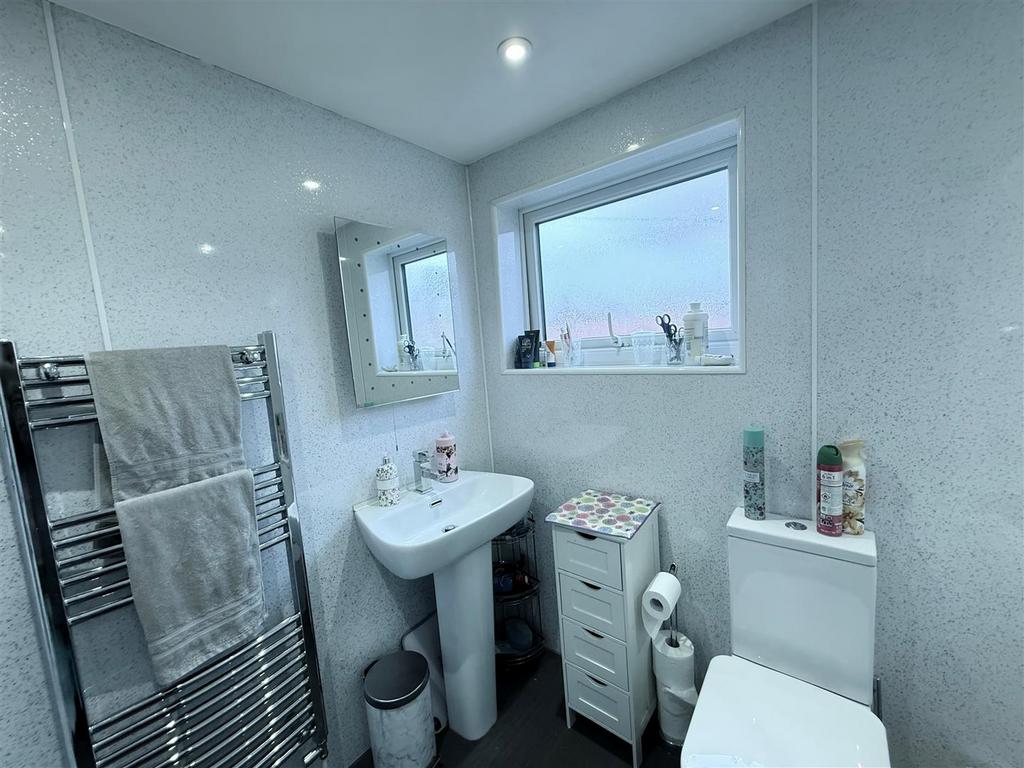 Bathroom 2.jpg