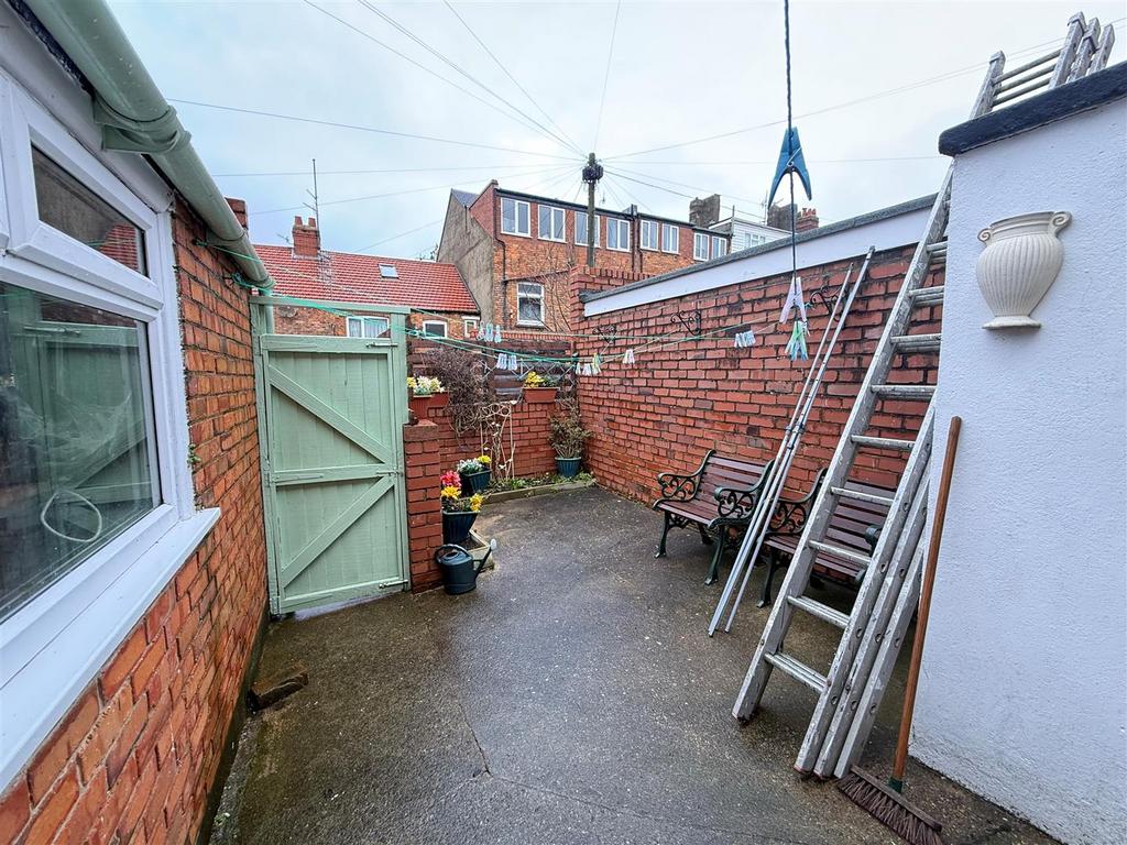 Rear yard to gate.jpg