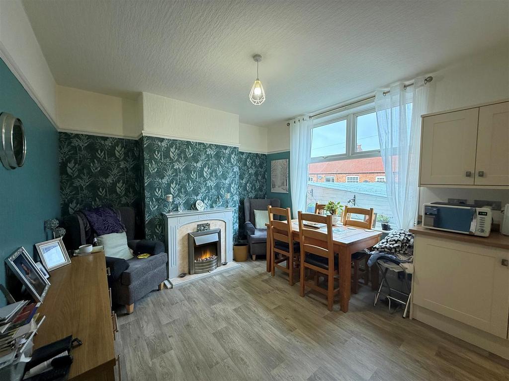 Dining room to window.jpg