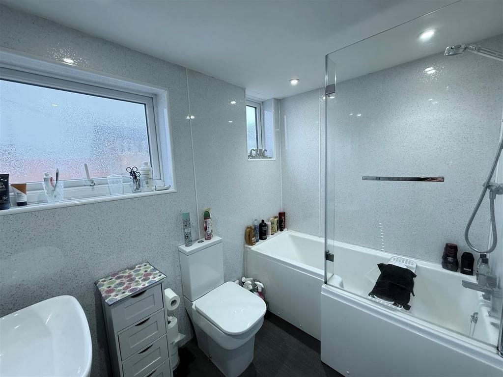 Bathroom 1.jpg