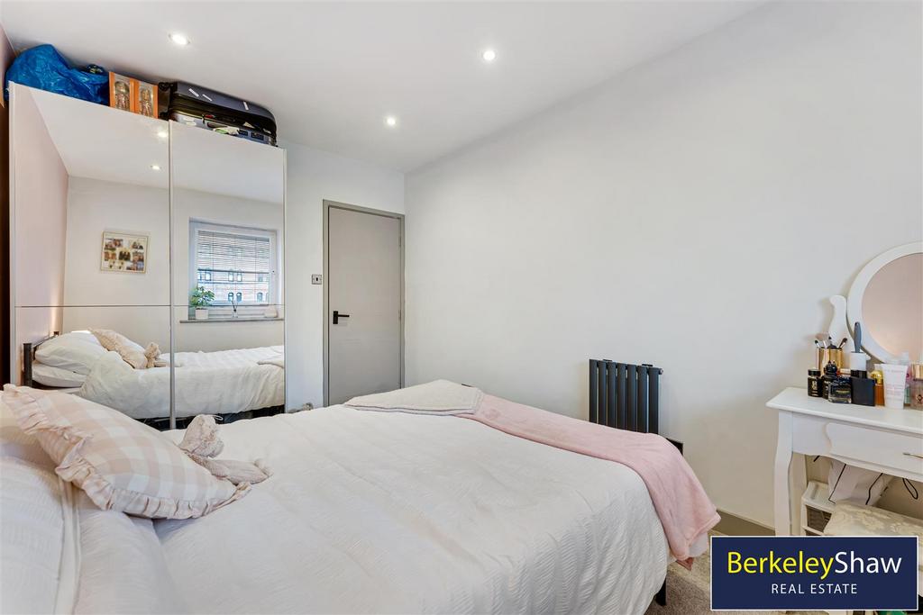 Guest bedroom (2)