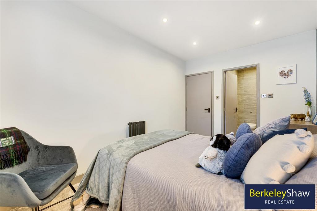 Master bedroom (2)
