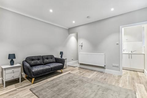 Studio to rent, Edith Road, London, W14