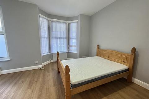 Studio to rent, Sydney Road, London N8