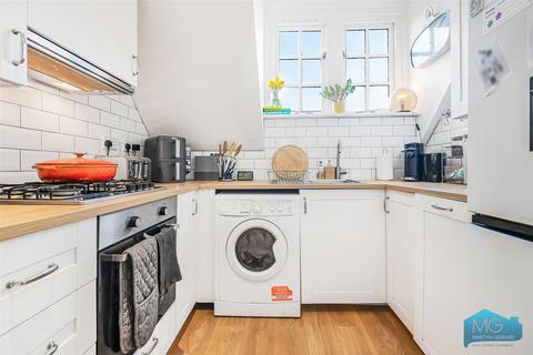 2 bedroom apartment for sale, Newsholme Drive, London, N21
