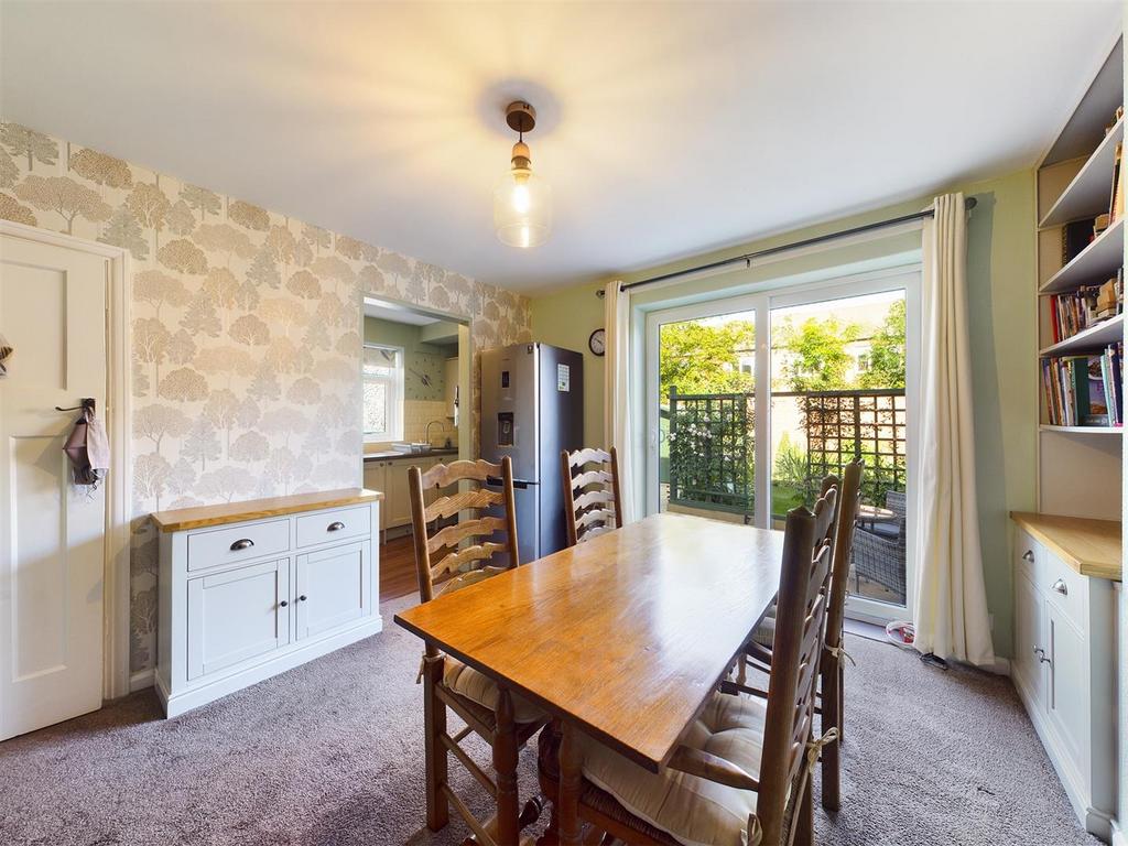 Dining room: