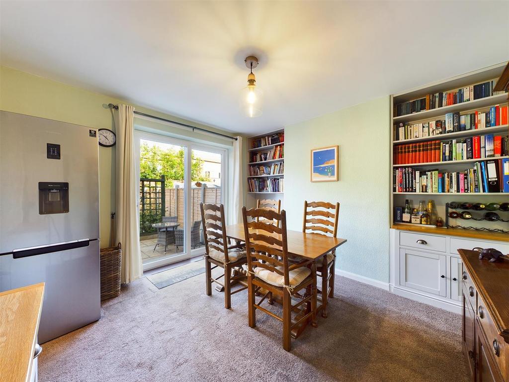 Dining room:
