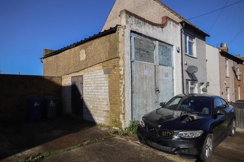 Property to rent - Cowper Road, Sittingbourne, ME10
