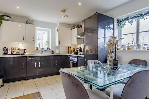 2 bedroom flat for sale, Buckingham Road, Epping