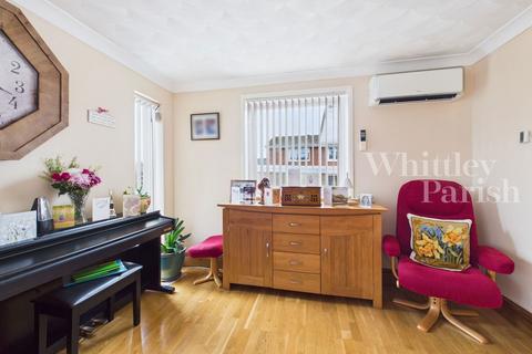 2 bedroom chalet for sale, Pound Close, Harleston