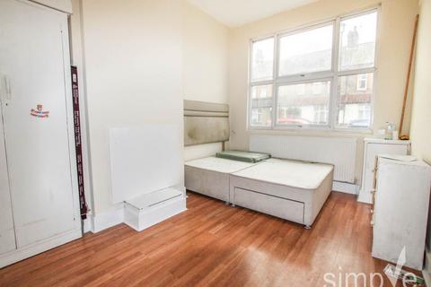 2 bedroom ground floor maisonette to rent, Victoria Road, Southall, Middlesex