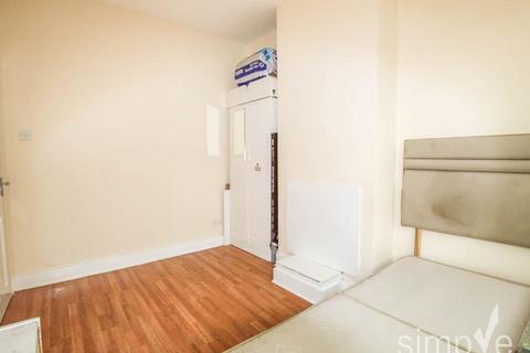 2 bedroom ground floor maisonette to rent, Victoria Road, Southall, Middlesex