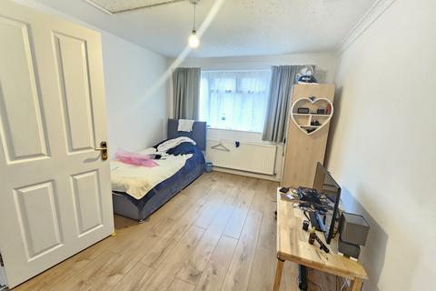 2 bedroom flat to rent, St. Ann's Road, London N15