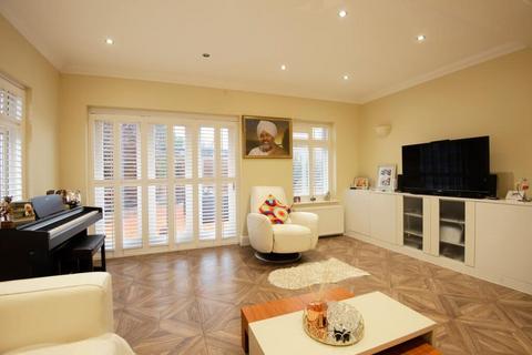4 bedroom bungalow for sale, Lesney Park, Erith, DA8