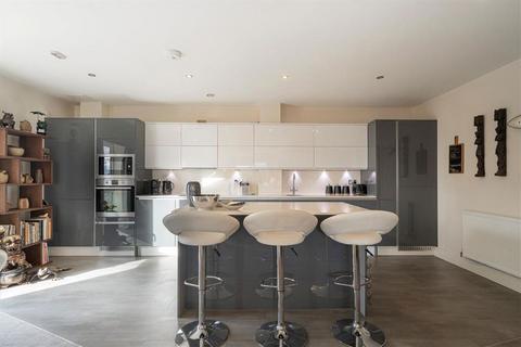 2 bedroom flat for sale, Blagrove Road, Teddington TW11
