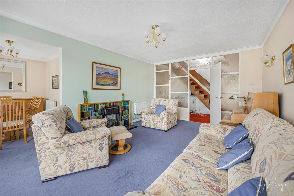'L' shaped lounge/dining room