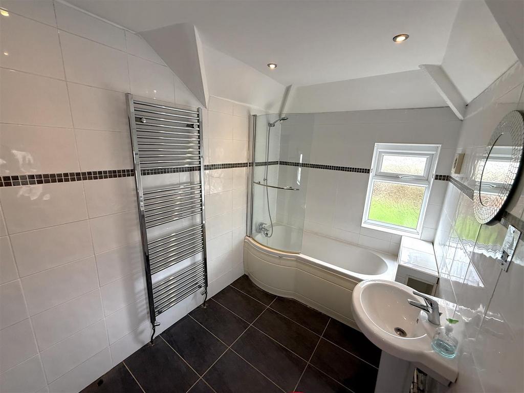 Bathroom 2.JPG