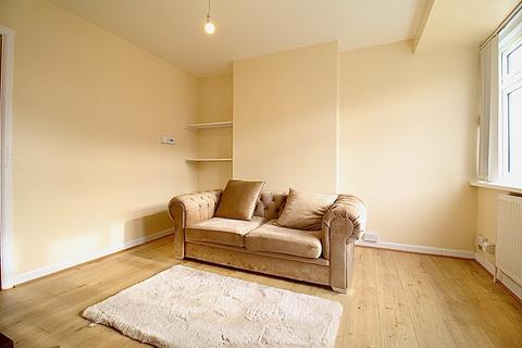 3 bedroom terraced house to rent, Salt Hill Way, Slough SL1