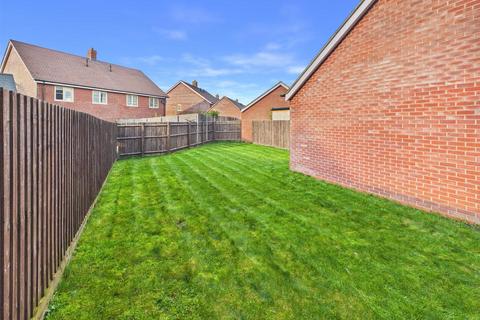 3 bedroom semi-detached house for sale, Siskin Way, Hardwicke, Gloucester