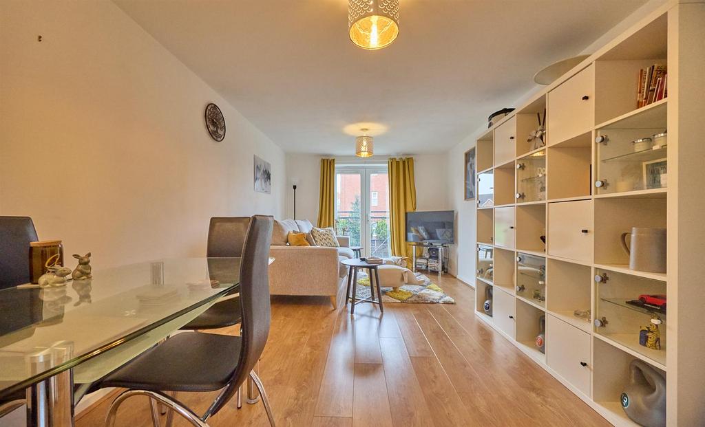Lounge/Dining Area