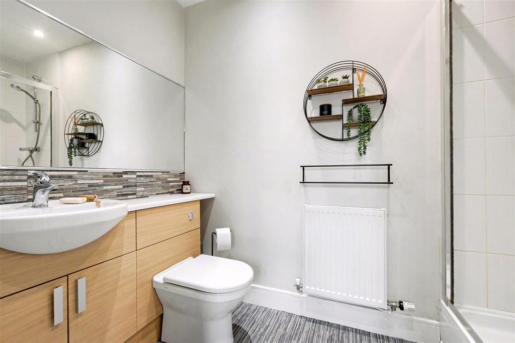 Ensuite Bed One 1.jpeg