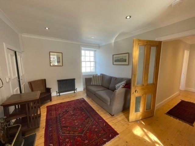 Lounge On To Window