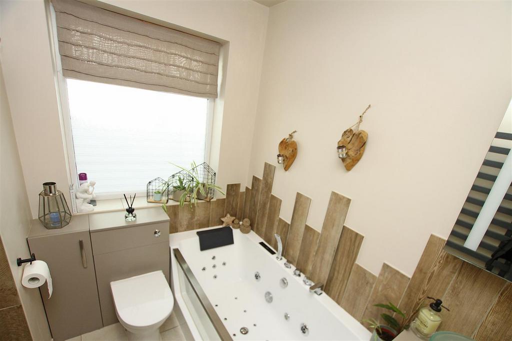 Bathroom d.jpg