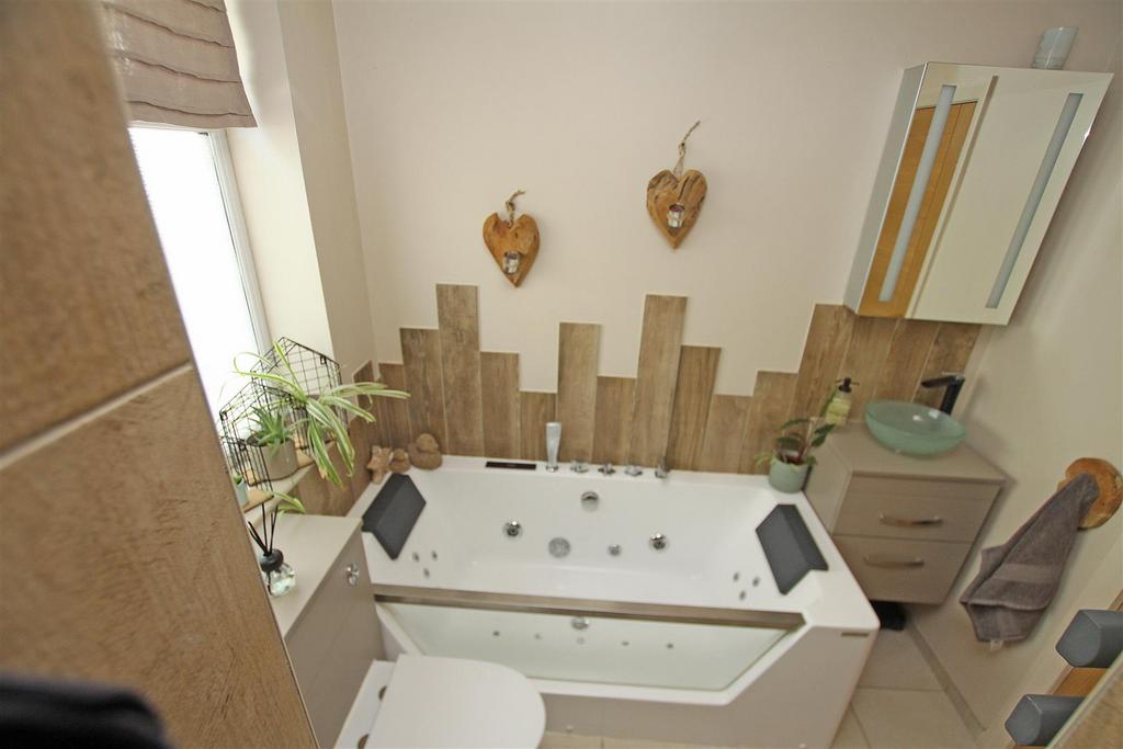 Bathroom a.jpg