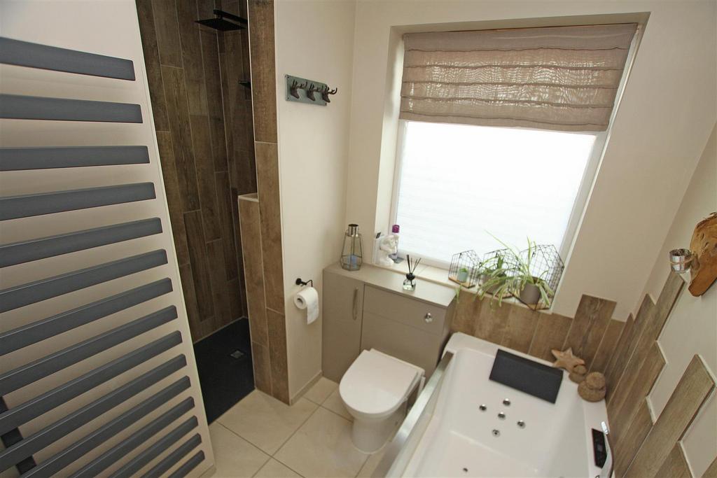 Bathroom b.jpg