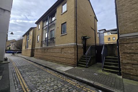 2 bedroom detached house to rent, Vantage Mews, London
