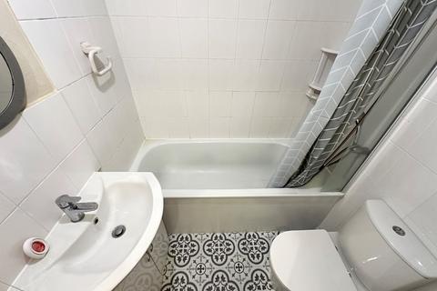 1 bedroom flat to rent, Dellfield Court, Handcross Road, Luton, Bedfordshire, LU2 8JJ