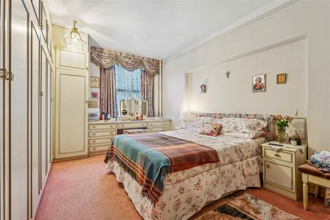 3 bedroom flat for sale, North End House, Fitzjames Avenue, London, W14