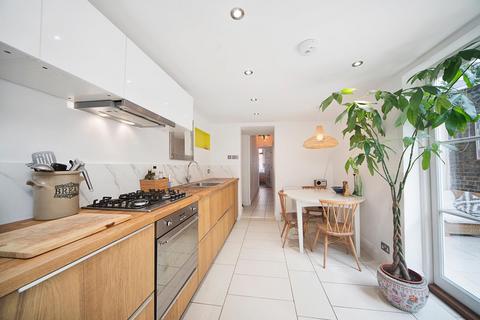2 bedroom flat to rent, Valliere Road, College Park, London