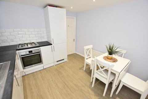2 bedroom flat to rent, High Street, Margate, CT9