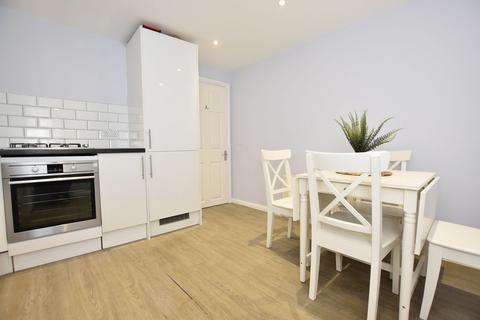 2 bedroom flat to rent, High Street, Margate, CT9