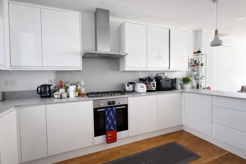 4 bedroom detached house to rent, Lime Grove, New Malden