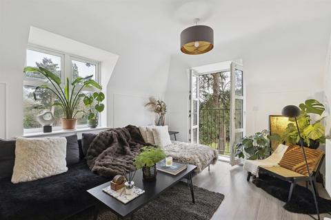 2 bedroom flat for sale, Queenswood Crescent, Englefield Green