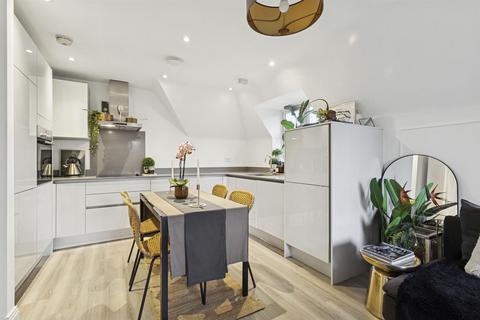2 bedroom flat for sale, Queenswood Crescent, Englefield Green