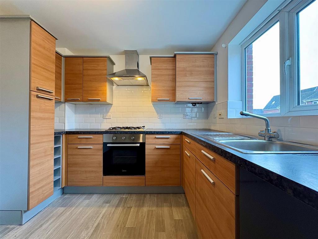 24 longacres kitchen 4.jpg