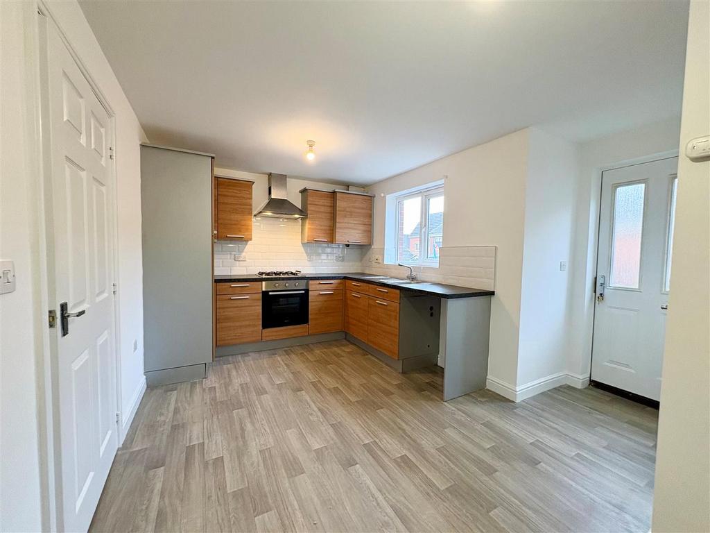 24 longacres kitchen 2.3.jpg