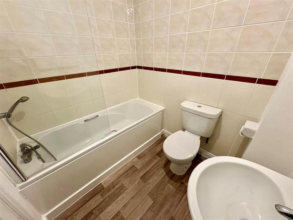 24 longacres bathroom.jpg