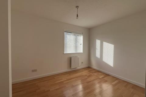 3 bedroom end of terrace house to rent, Medhurst, Woking GU24