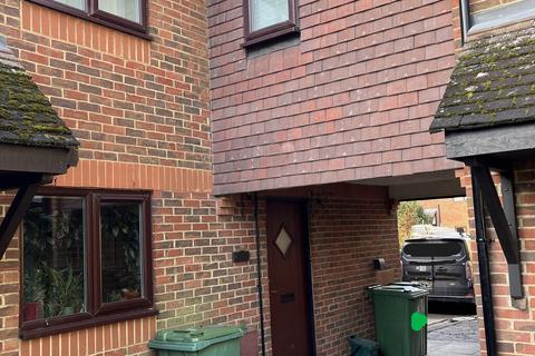 3 bedroom end of terrace house to rent, Medhurst, Woking GU24