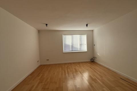 3 bedroom end of terrace house to rent, Medhurst, Woking GU24